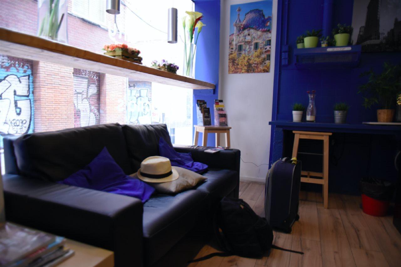 Gracia City Hostel Barcelona Exterior foto The interior of a typical micro apartment in Paris