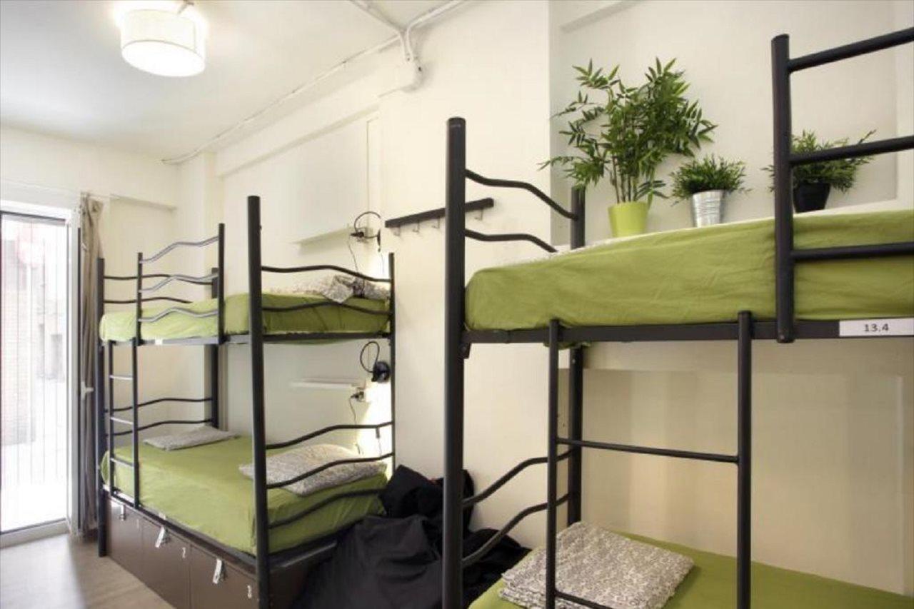Gracia City Hostel Barcelona Exterior foto A typical capsule hotel room