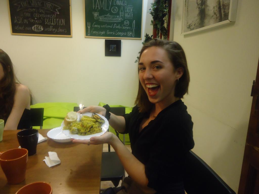 Gracia City Hostel Barcelona Exterior foto A woman holding a plate of food