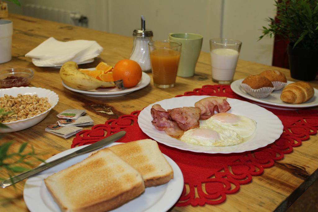 Gracia City Hostel Barcelona Exterior foto A traditional Brazilian breakfast