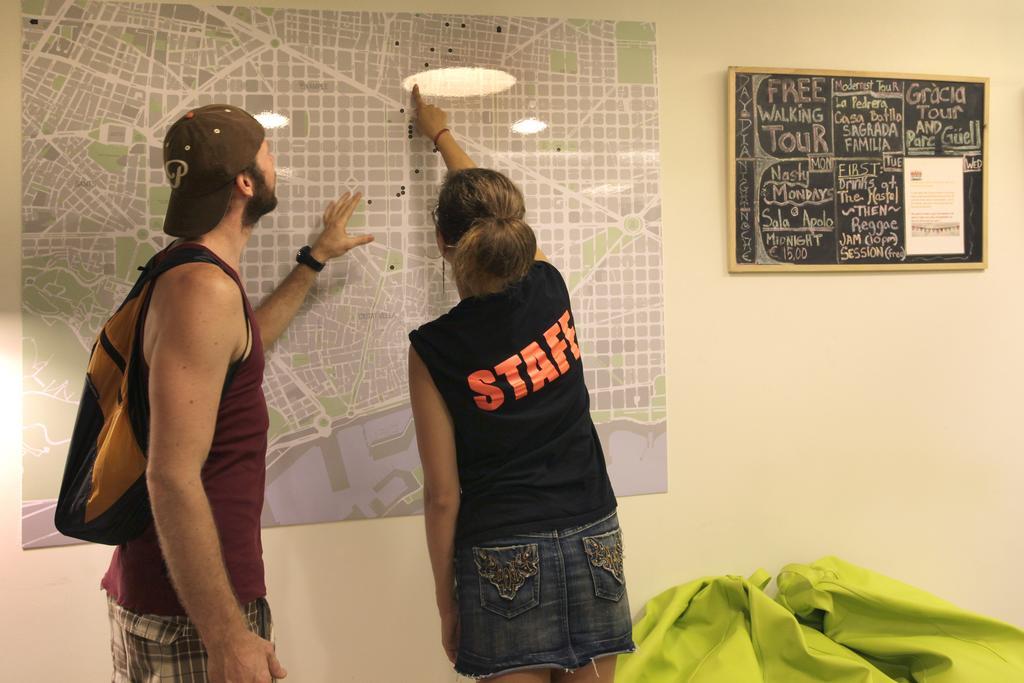 Gracia City Hostel Barcelona Exterior foto Hostel staff helping a guest with a map