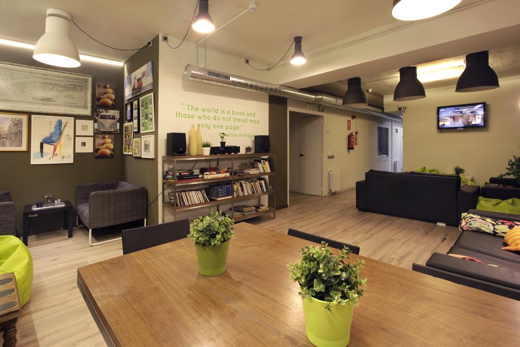 Gracia City Hostel Barcelona Exterior foto The library