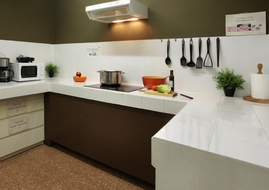 Gracia City Hostel Barcelona Exterior foto A modern kitchen