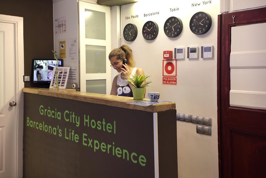 Gracia City Hostel Barcelona Exterior foto Reception desk at a hostel in Barcelona, Spain