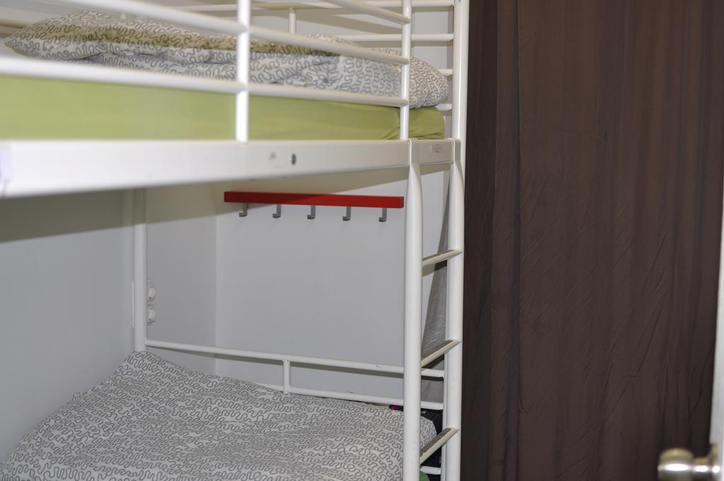Gracia City Hostel Barcelona Exterior foto A bunk bed with a ladder