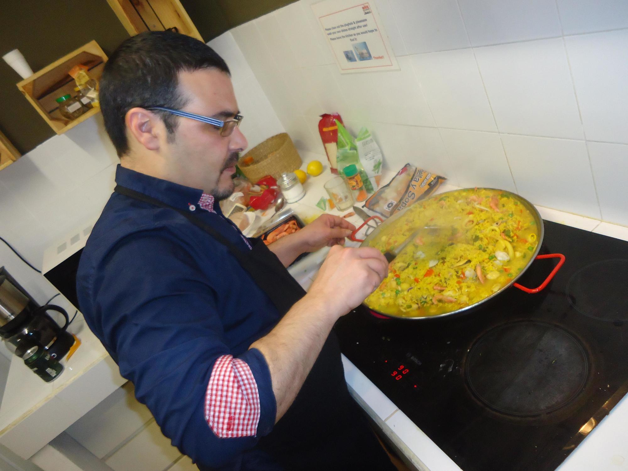 Gracia City Hostel Barcelona Exterior foto A paella being stirred