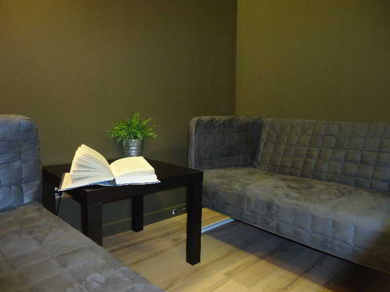 Gracia City Hostel Barcelona Exterior foto A room at the library