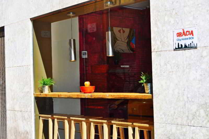 Gracia City Hostel Barcelona Exterior foto A typical bar in Gràcia