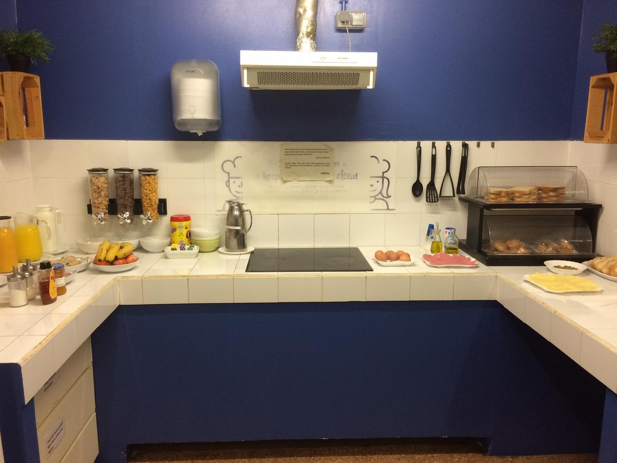 Gracia City Hostel Barcelona Exterior foto A typical kitchen at a hostel