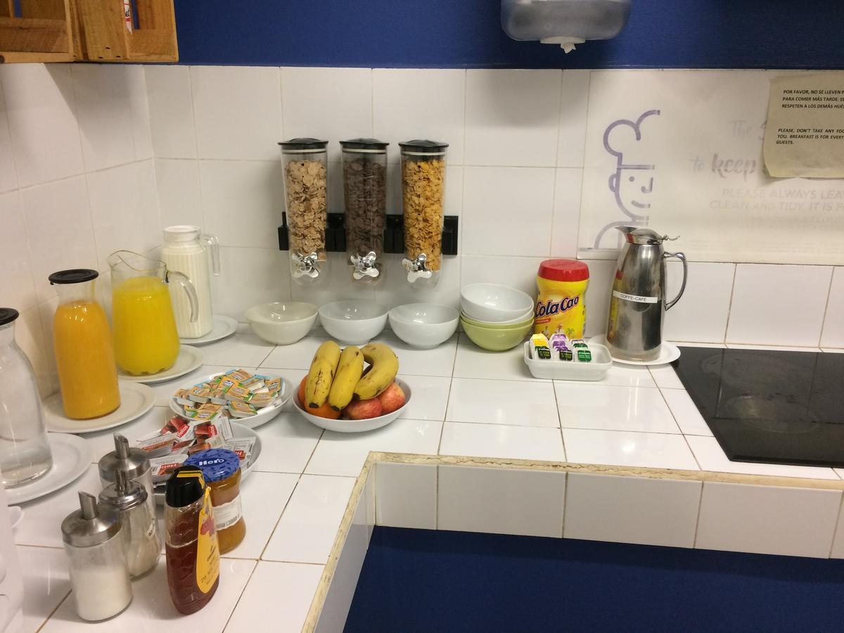 Gracia City Hostel Barcelona Exterior foto A typical breakfast buffet