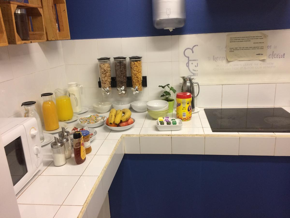 Gracia City Hostel Barcelona Exterior foto A typical breakfast buffet at a hotel