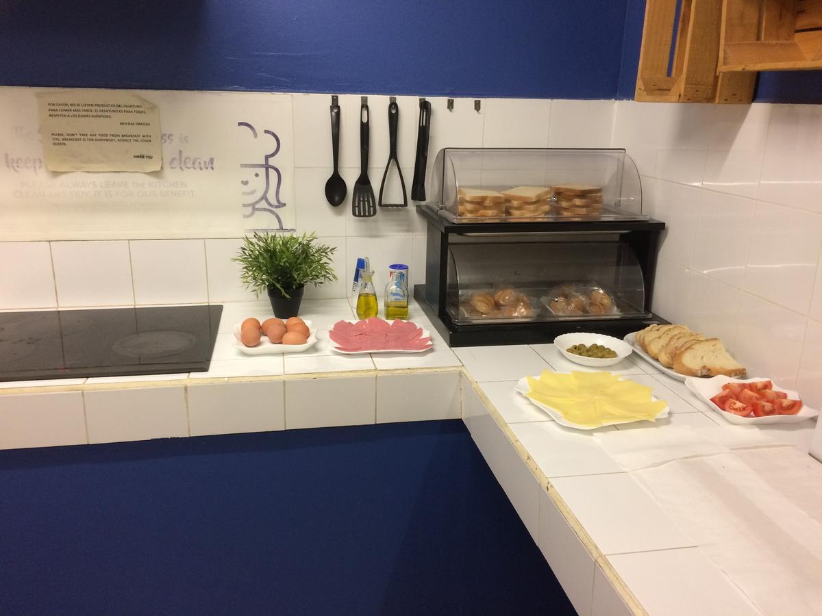 Gracia City Hostel Barcelona Exterior foto A typical kitchen at a hostel