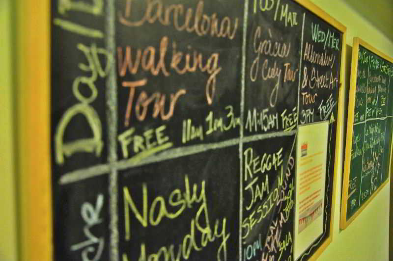 Gracia City Hostel Barcelona Exterior foto A blackboard at the hostel