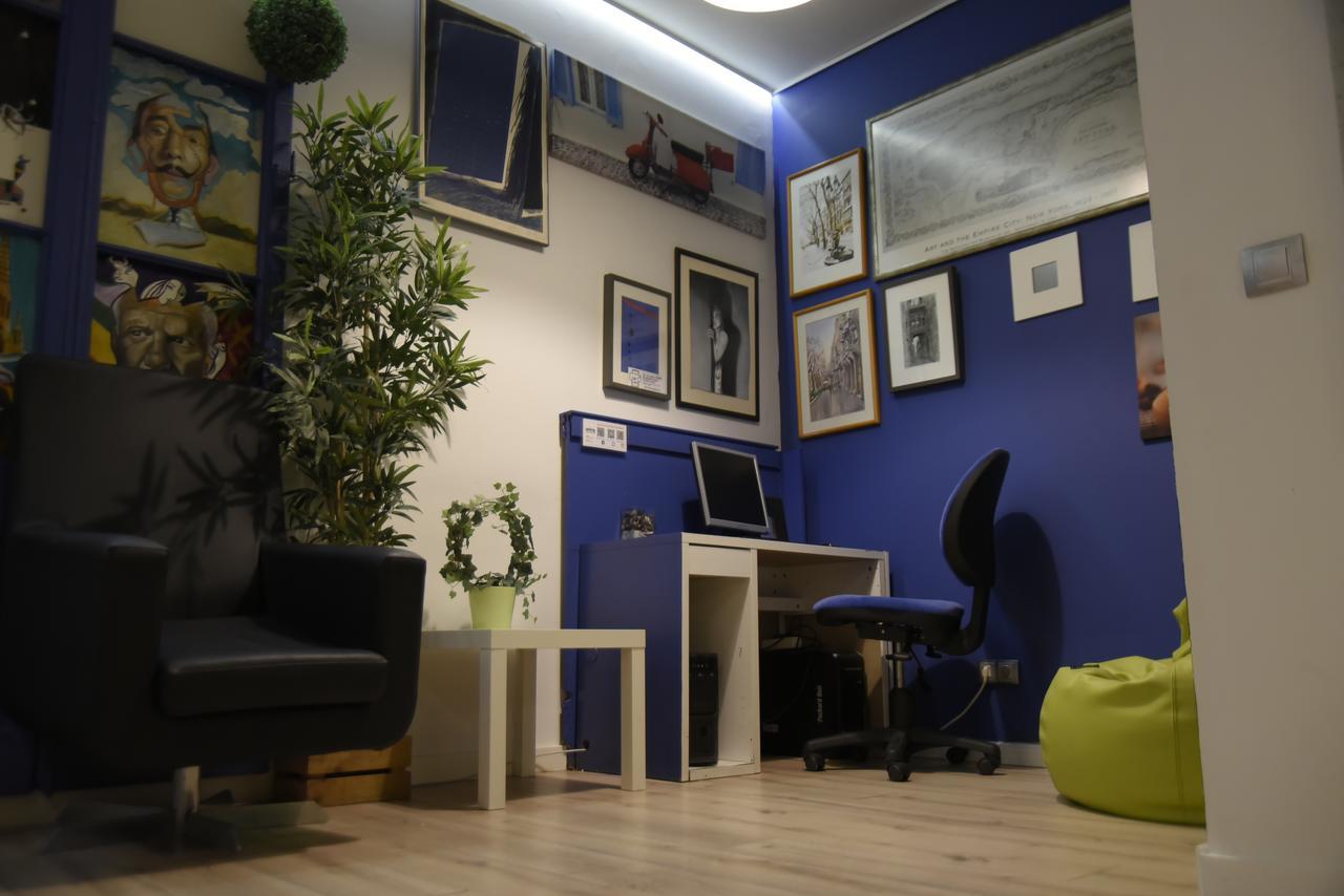 Gracia City Hostel Barcelona Exterior foto The library