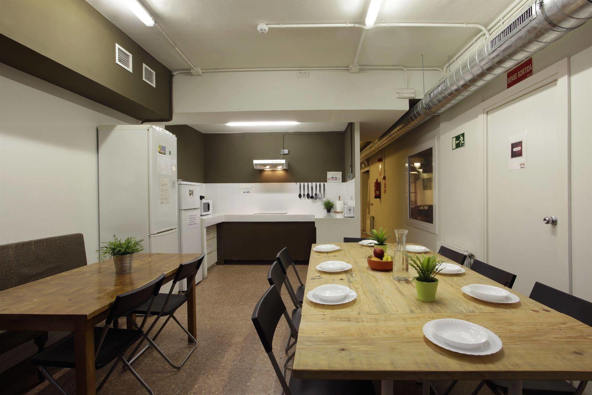 Gracia City Hostel Barcelona Exterior foto The kitchen and dining room at the new hostel