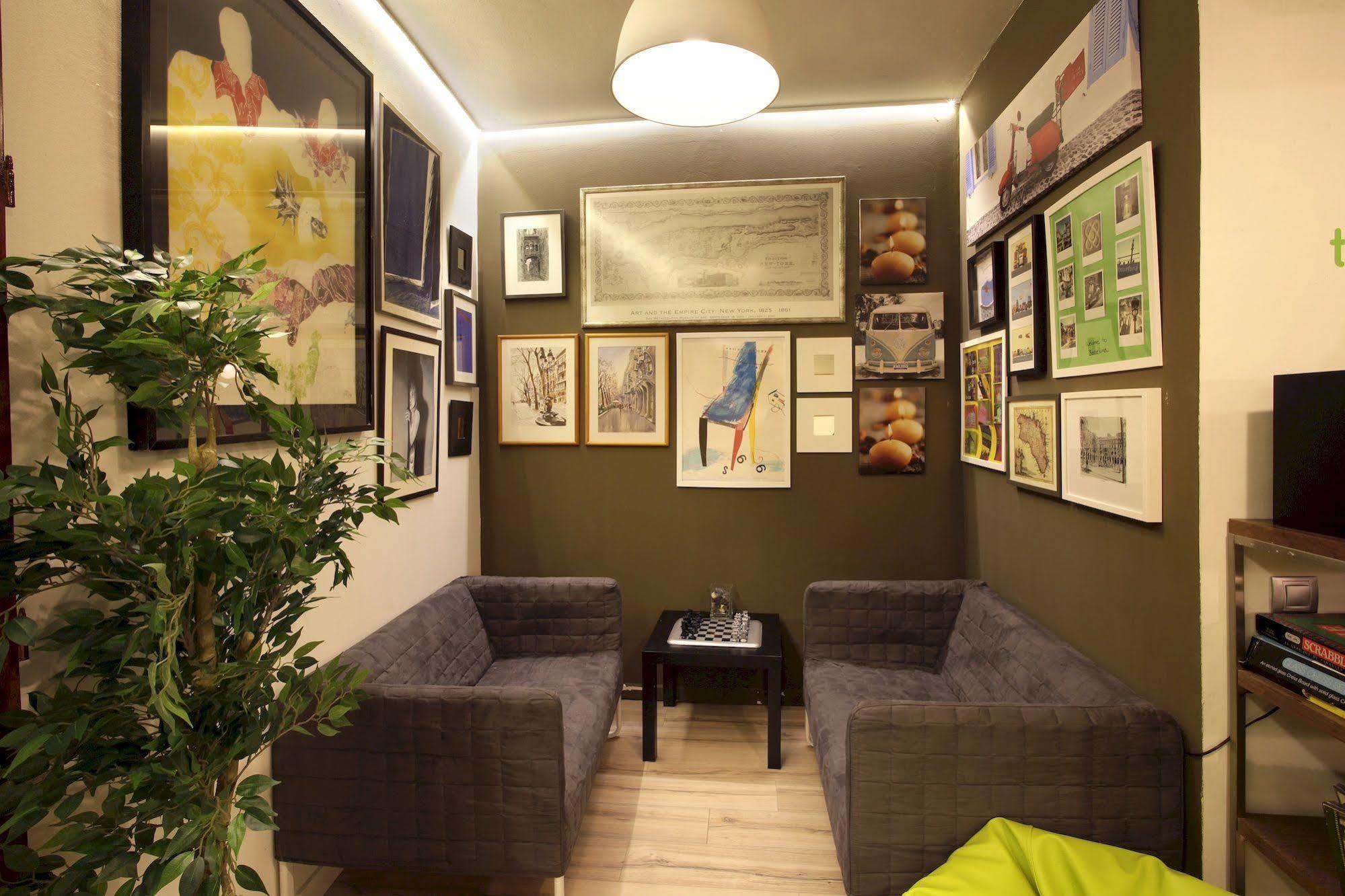 Gracia City Hostel Barcelona Exterior foto The waiting room of a dental practice