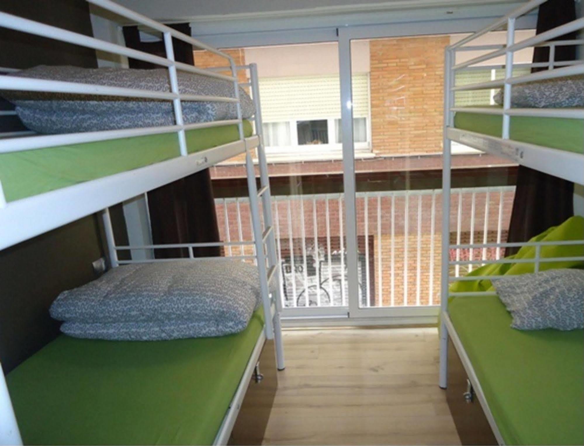Gracia City Hostel Barcelona Exterior foto A bunk room at the hotel