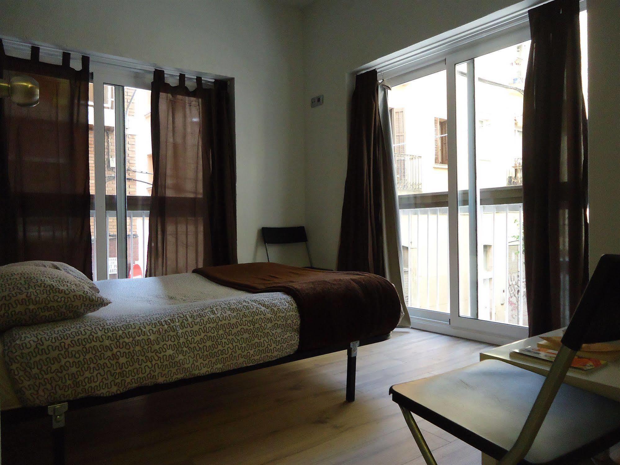 Gracia City Hostel Barcelona Exterior foto A bedroom in a typical apartment