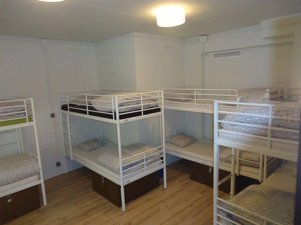 Gracia City Hostel Barcelona Exterior foto A typical dormitory room